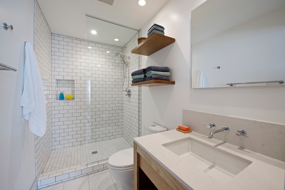 コロンバスにある高級な中くらいなコンテンポラリースタイルのおしゃれなバスルーム (浴槽なし) (オープンシェルフ、淡色木目調キャビネット、オープン型シャワー、白いタイル、サブウェイタイル) の写真