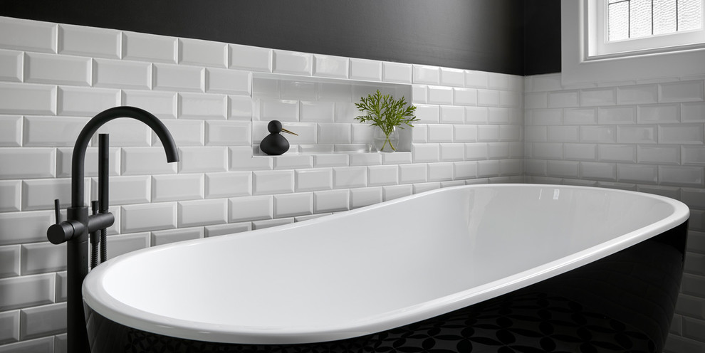 Retro inredning av ett stort en-suite badrum, med möbel-liknande, svarta skåp, ett fristående badkar, en öppen dusch, tunnelbanekakel, mosaikgolv, ett integrerad handfat, marmorbänkskiva och flerfärgat golv