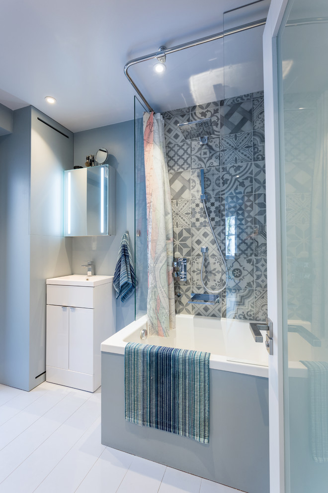 Свежая идея для дизайна: маленькая ванная комната в стиле неоклассика (современная классика) с японской ванной, серой плиткой, цементной плиткой, серыми стенами, деревянным полом и белым полом для на участке и в саду - отличное фото интерьера