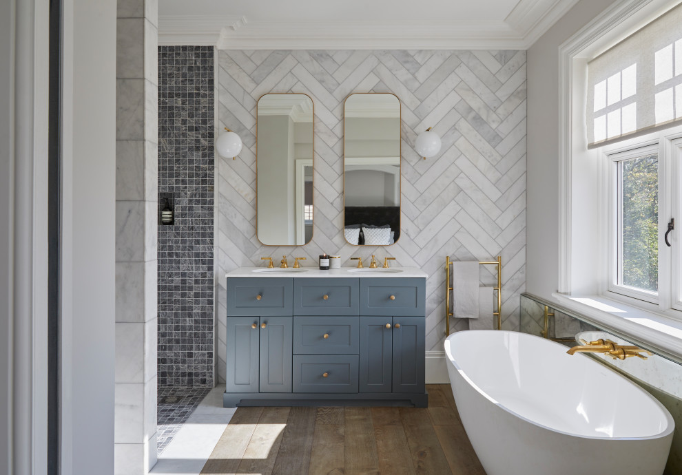 Inspiration för ett vintage vit vitt en-suite badrum, med skåp i shakerstil, blå skåp, ett fristående badkar, en kantlös dusch, vita väggar, ett undermonterad handfat, brunt golv och med dusch som är öppen