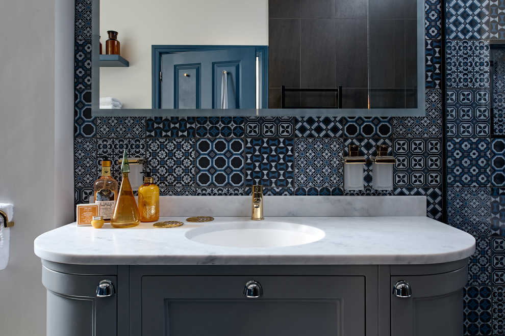 Свежая идея для дизайна: ванная комната в стиле неоклассика (современная классика) с черной плиткой, синей плиткой, белой плиткой, врезной раковиной и мраморной столешницей - отличное фото интерьера