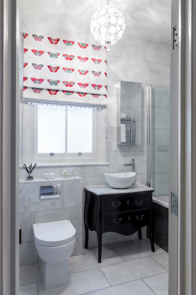 Свежая идея для дизайна: ванная комната в викторианском стиле с настольной раковиной - отличное фото интерьера