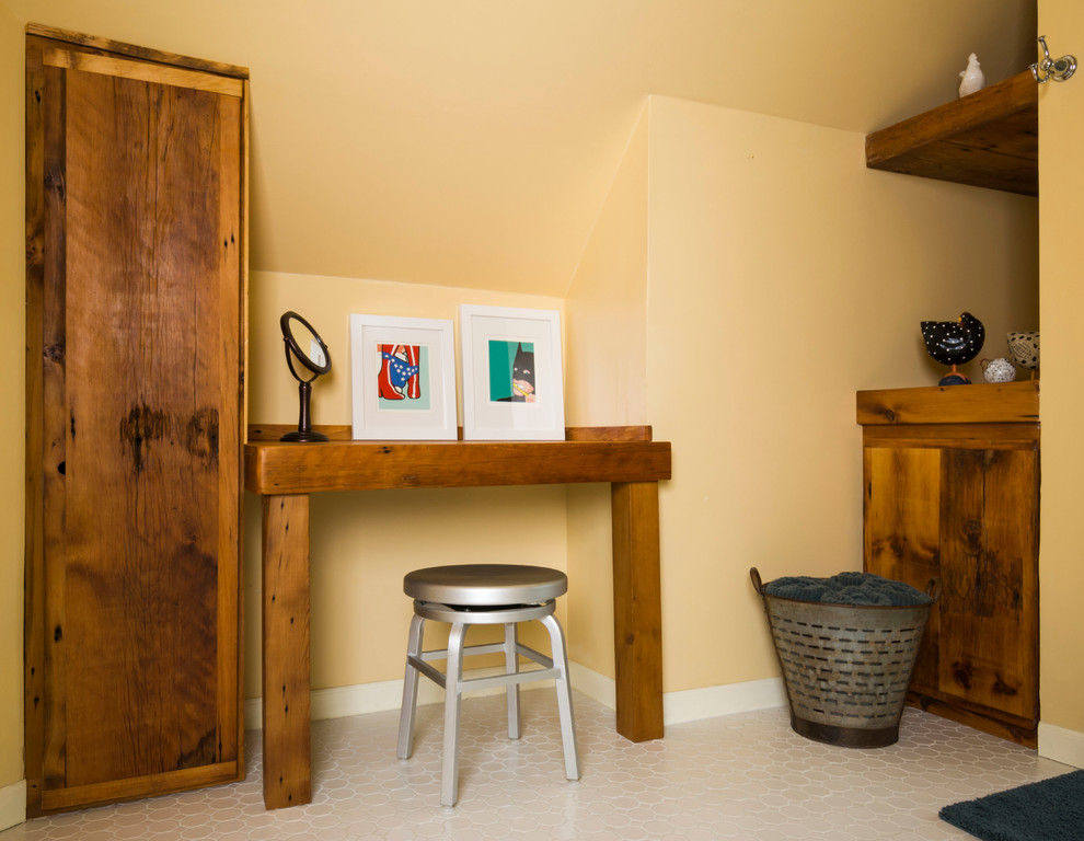 Modelo de cuarto de baño campestre pequeño con puertas de armario de madera oscura, encimera de madera, baldosas y/o azulejos blancos, baldosas y/o azulejos en mosaico, paredes amarillas y suelo con mosaicos de baldosas