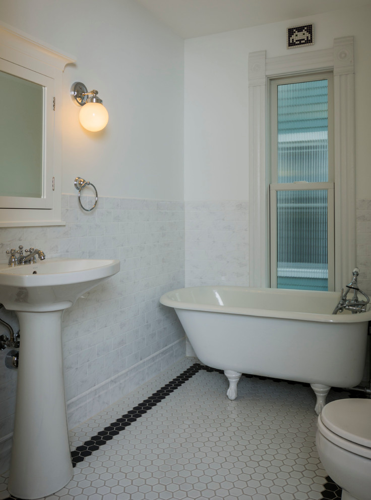 Imagen de cuarto de baño tradicional pequeño con lavabo con pedestal, puertas de armario blancas, bañera con patas, sanitario de una pieza, baldosas y/o azulejos blancos, baldosas y/o azulejos en mosaico, paredes blancas y suelo con mosaicos de baldosas