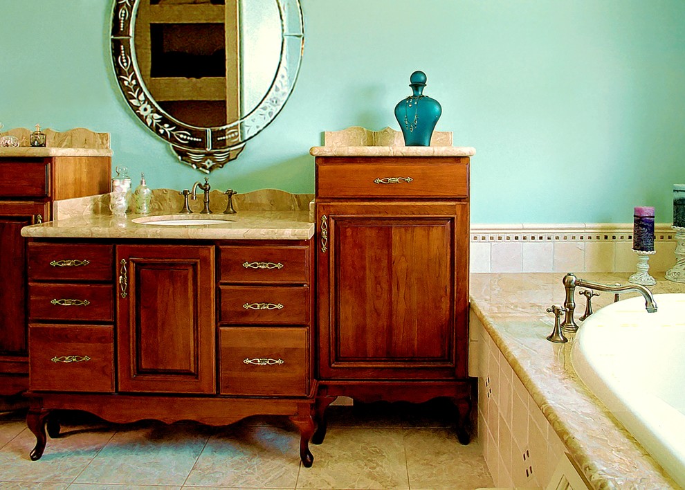 Пример оригинального дизайна: главная ванная комната в классическом стиле с врезной раковиной, фасадами островного типа, фасадами цвета дерева среднего тона, мраморной столешницей, накладной ванной, бежевой плиткой, каменной плиткой, синими стенами и мраморным полом