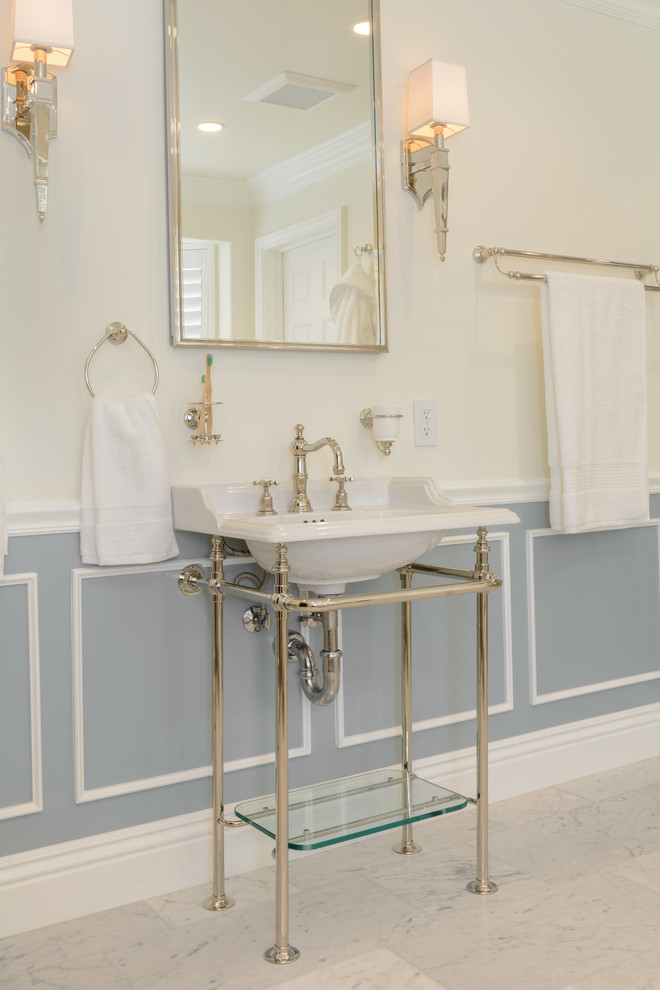 Exempel på ett mycket stort klassiskt en-suite badrum, med öppna hyllor, ett fristående badkar, en dusch i en alkov, grå kakel, stenkakel, vita väggar, marmorgolv, ett piedestal handfat och bänkskiva i akrylsten