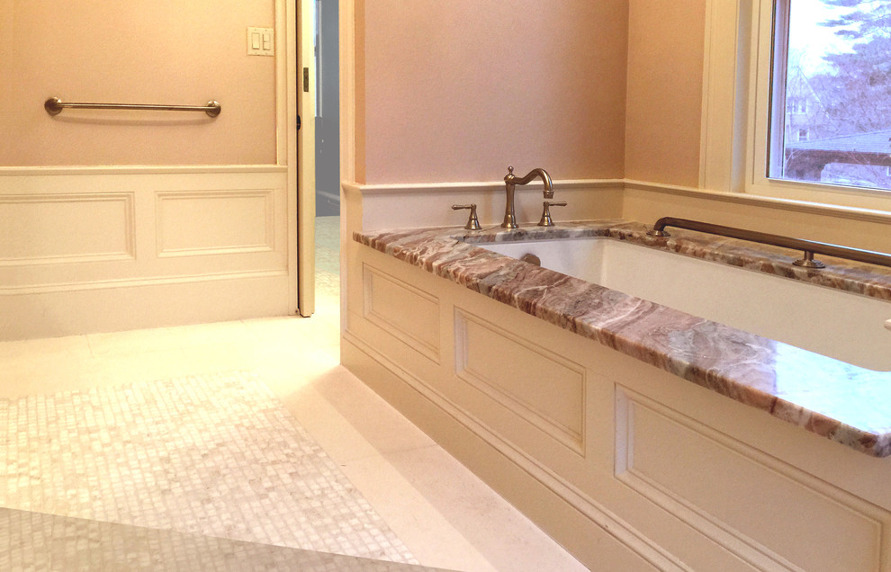 Klassisches Badezimmer En Suite mit Unterbauwaschbecken, Schrankfronten im Shaker-Stil, beigen Schränken, Granit-Waschbecken/Waschtisch, Einbaubadewanne, Toilette mit Aufsatzspülkasten, beigen Fliesen, Mosaikfliesen, brauner Wandfarbe und Kalkstein in Boston