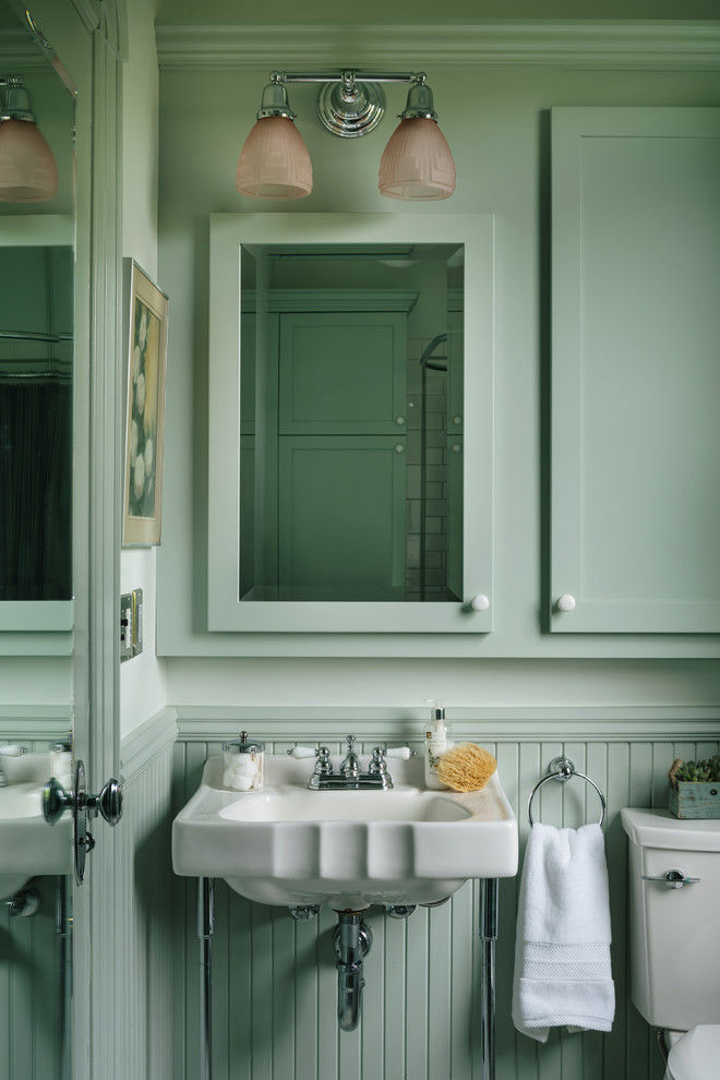 Immagine di una stanza da bagno vittoriana con ante verdi, vasca con piedi a zampa di leone, piastrelle bianche e piastrelle in ceramica