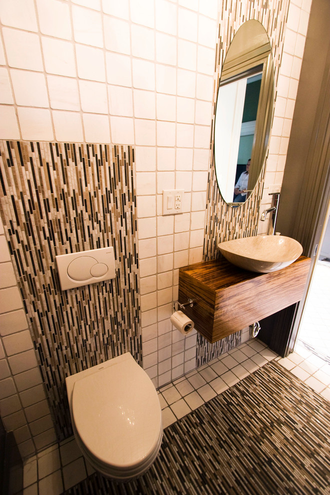 Exempel på ett litet klassiskt badrum med dusch, med en vägghängd toalettstol, vit kakel, marmorkakel, grå väggar, marmorgolv, ett fristående handfat, träbänkskiva och vitt golv