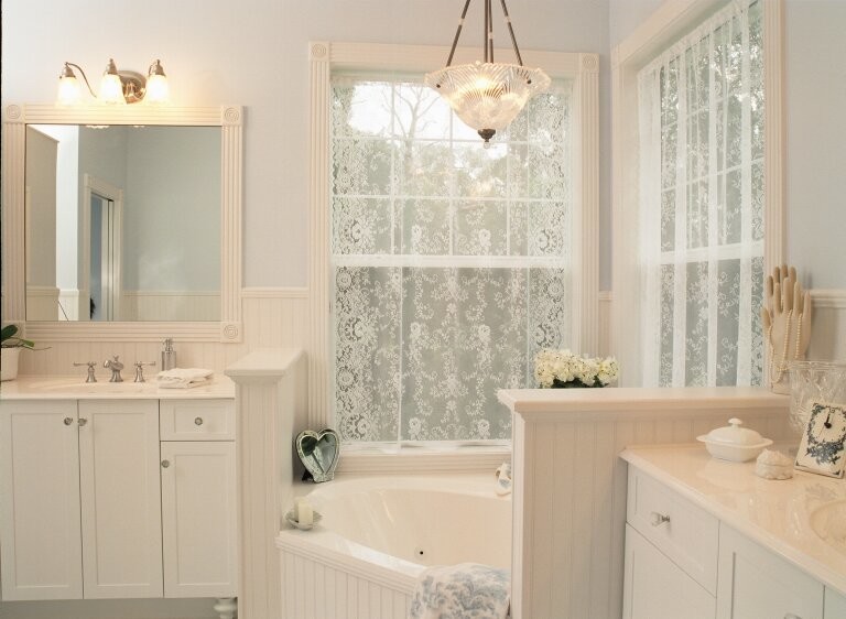 Idéer för att renovera ett stort vintage vit vitt en-suite badrum, med skåp i shakerstil, vita skåp, ett hörnbadkar, en toalettstol med separat cisternkåpa, blå väggar, ett integrerad handfat och bänkskiva i akrylsten