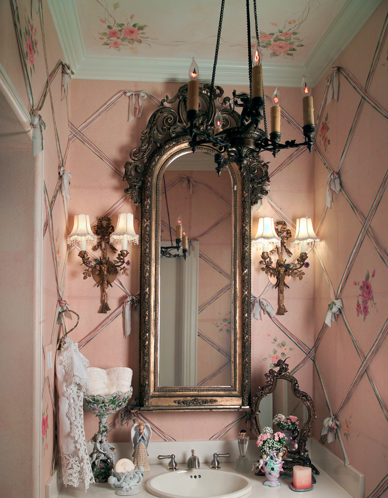Klassisk inredning av ett mellanstort badrum, med rosa väggar, ett nedsänkt handfat och marmorbänkskiva