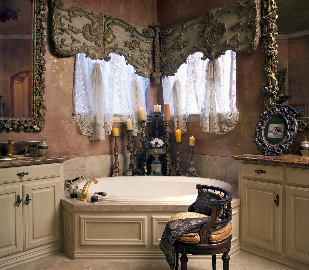 Идея дизайна: большая главная ванная комната в викторианском стиле с фасадами островного типа, светлыми деревянными фасадами, накладной ванной, коричневыми стенами, полом из травертина, врезной раковиной, столешницей из гранита и бежевым полом