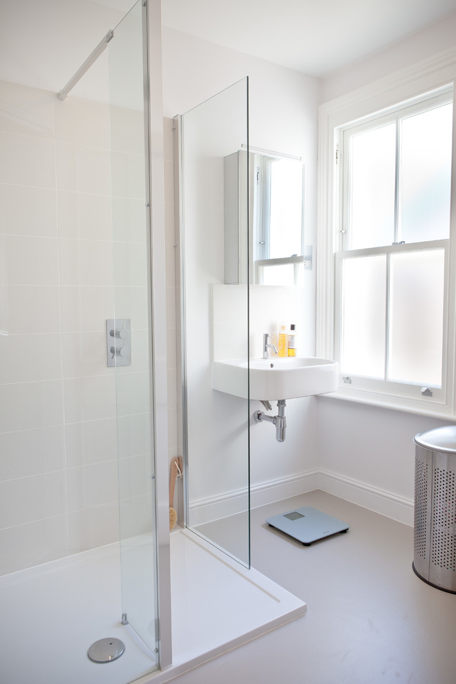 Inspiration för ett litet funkis badrum med dusch, med luckor med glaspanel, vita skåp, en öppen dusch, vit kakel, porslinskakel, grå väggar, linoleumgolv och ett väggmonterat handfat