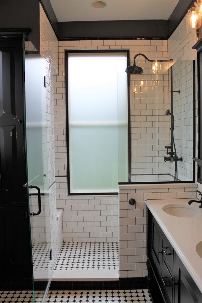 Пример оригинального дизайна: главная ванная комната среднего размера в викторианском стиле с фасадами островного типа, черными фасадами, раздельным унитазом, белой плиткой, серыми стенами, врезной раковиной, столешницей из искусственного кварца, душем с распашными дверями, белой столешницей, керамической плиткой, полом из керамогранита и разноцветным полом