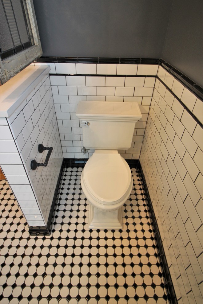 Foto på ett mellanstort vintage vit en-suite badrum, med möbel-liknande, svarta skåp, en toalettstol med separat cisternkåpa, vit kakel, grå väggar, ett undermonterad handfat, bänkskiva i kvarts, dusch med gångjärnsdörr, keramikplattor, klinkergolv i porslin och flerfärgat golv