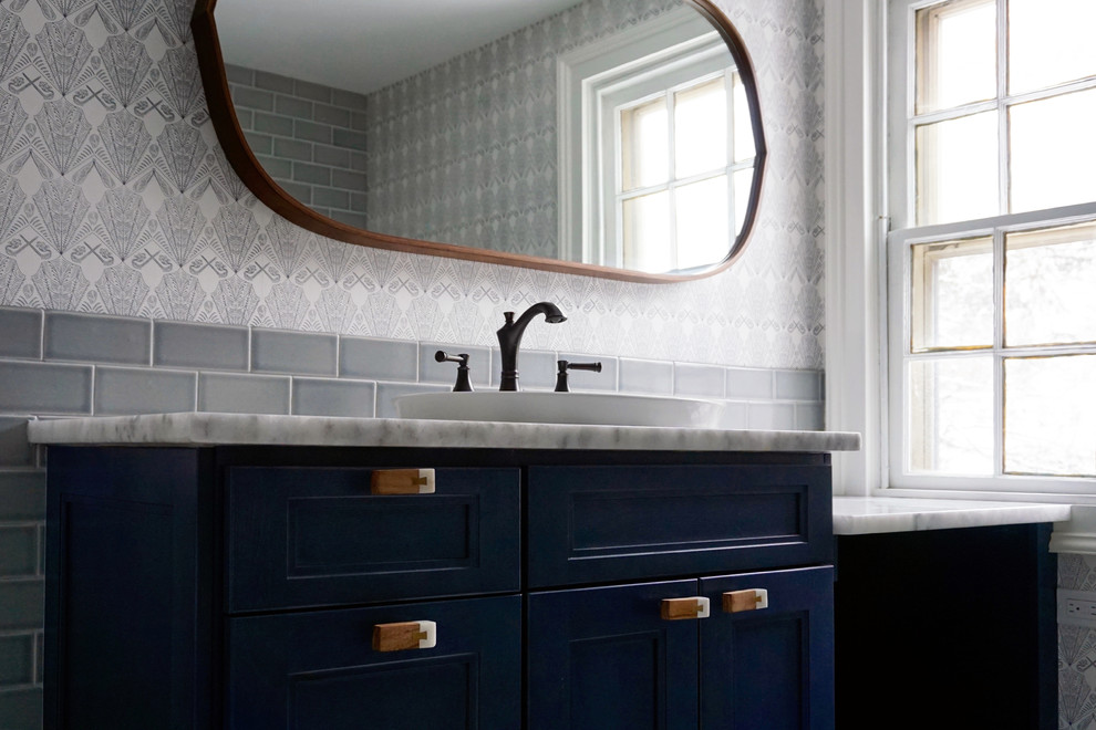 Bild på ett mellanstort vintage vit vitt en-suite badrum, med blå skåp, ett badkar med tassar, grå kakel, keramikplattor, grå väggar, klinkergolv i keramik, marmorbänkskiva och grått golv