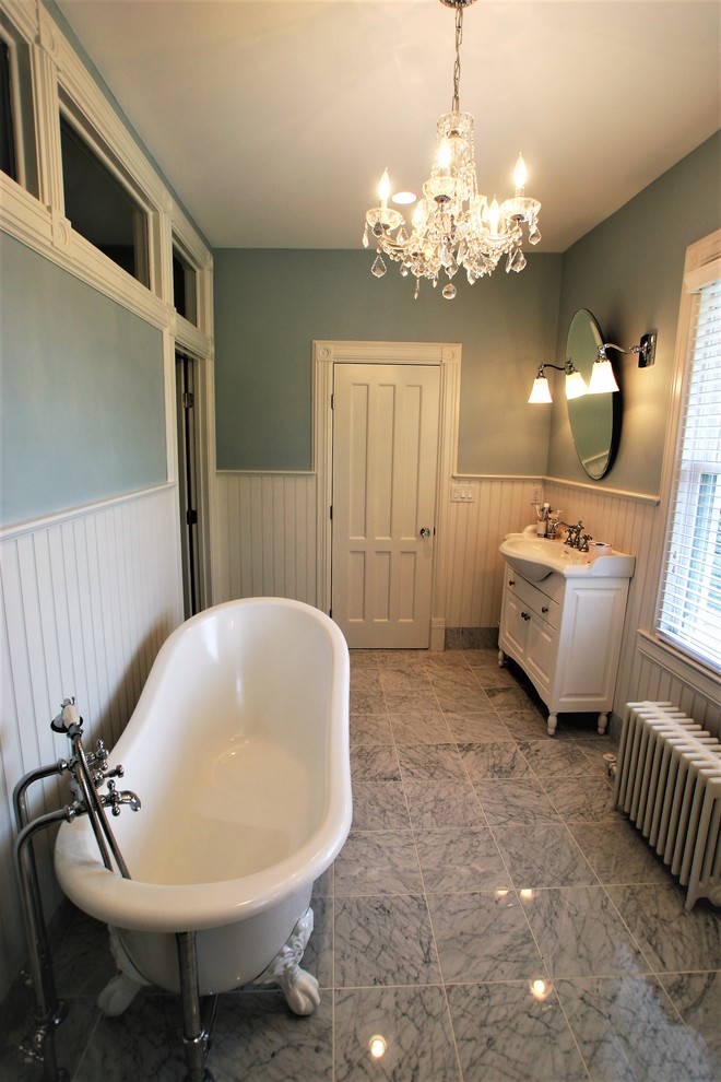 Стильный дизайн: главная ванная комната среднего размера в викторианском стиле с фасадами с выступающей филенкой, белыми фасадами, ванной на ножках, каменной плиткой, белыми стенами, мраморным полом, монолитной раковиной, серым полом, раздельным унитазом, белой плиткой, столешницей из искусственного камня, белой столешницей, душем в нише и душем с распашными дверями - последний тренд