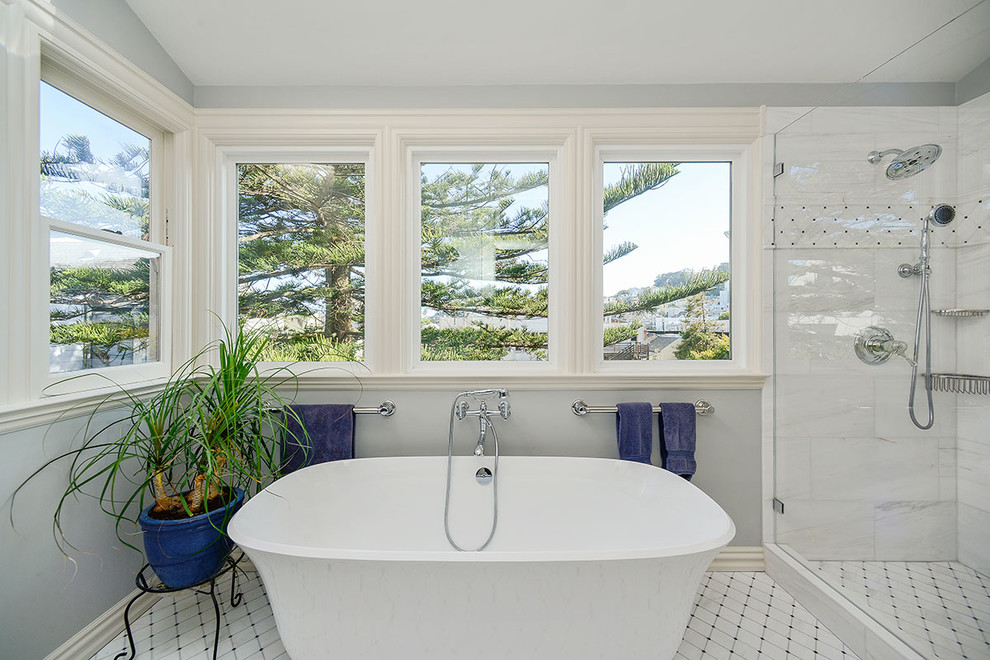Exempel på ett stort klassiskt en-suite badrum, med luckor med infälld panel, ett fristående badkar, en toalettstol med separat cisternkåpa, marmorbänkskiva, en dubbeldusch, grå skåp, vit kakel, marmorkakel, grå väggar, marmorgolv, ett undermonterad handfat, vitt golv och dusch med gångjärnsdörr