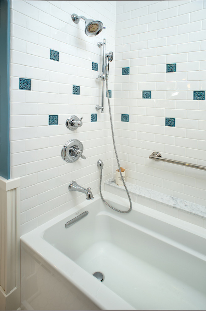 Foto di una stanza da bagno padronale chic di medie dimensioni con vasca ad alcova, vasca/doccia, piastrelle bianche, piastrelle in gres porcellanato, pareti blu e top in marmo