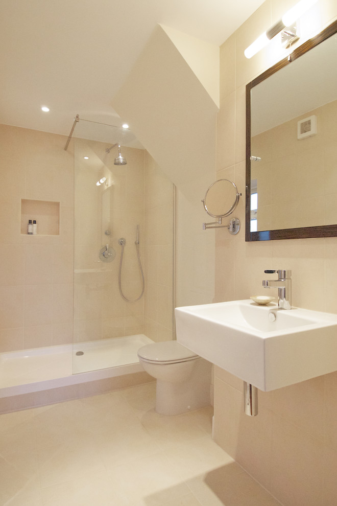 Foto på ett funkis en-suite badrum, med en öppen dusch, en toalettstol med hel cisternkåpa, beige kakel, keramikplattor, beige väggar, klinkergolv i keramik och ett väggmonterat handfat