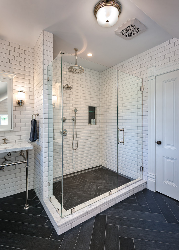 Idée de décoration pour une salle de bain principale victorienne avec un placard à porte shaker, des portes de placard blanches, une baignoire indépendante, WC à poser, un carrelage blanc, un carrelage métro, un mur vert, un sol en carrelage de céramique, un plan de toilette en marbre et un sol noir.