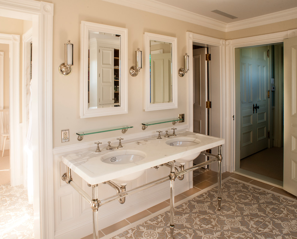 Ispirazione per una stanza da bagno padronale vittoriana di medie dimensioni con pareti beige, lavabo sottopiano, top in marmo, pavimento grigio e pavimento in cementine