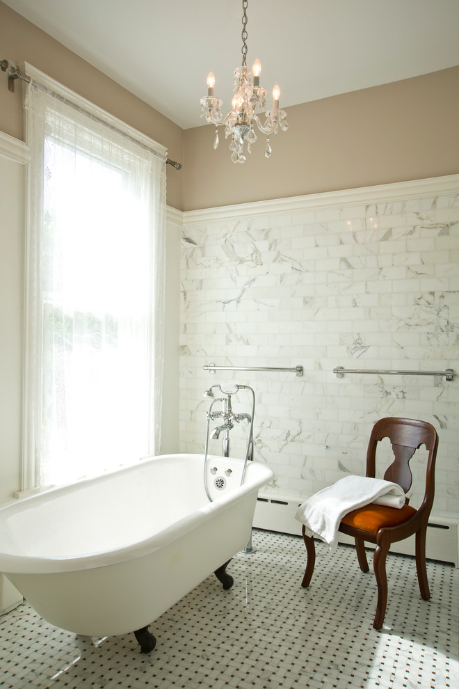 Свежая идея для дизайна: большая главная ванная комната в классическом стиле с ванной на ножках, белой плиткой, плиткой кабанчик, бежевыми стенами и полом из мозаичной плитки - отличное фото интерьера