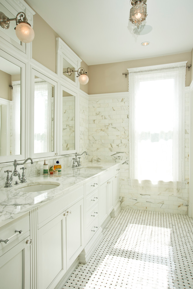 Exemple d'une salle de bain victorienne avec du carrelage en marbre.