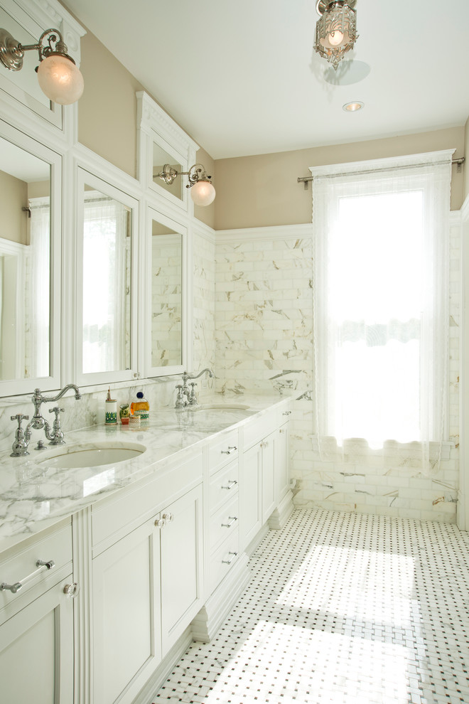 Photo of a victorian bathroom in Chicago with marble tiles.