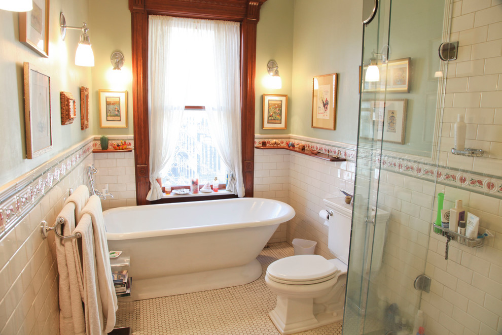 Immagine di una stanza da bagno padronale vittoriana di medie dimensioni con vasca freestanding, doccia ad angolo, piastrelle bianche, piastrelle in ceramica, pareti verdi e pavimento con piastrelle in ceramica