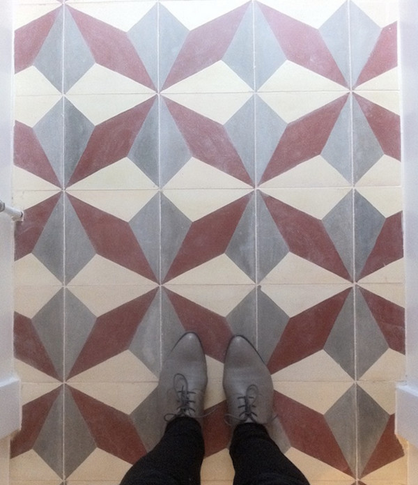 Modelo de cuarto de baño contemporáneo con suelo de azulejos de cemento y suelo rojo