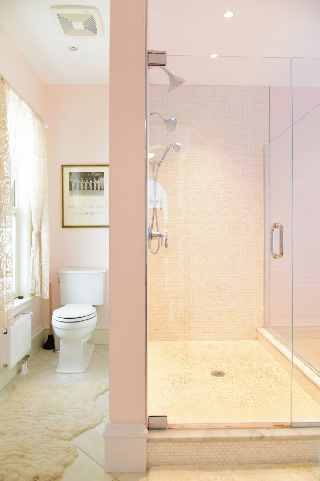 Réalisation d'une salle de bain principale victorienne avec une baignoire indépendante, une douche d'angle, un mur rose, une cabine de douche à porte battante et WC à poser.