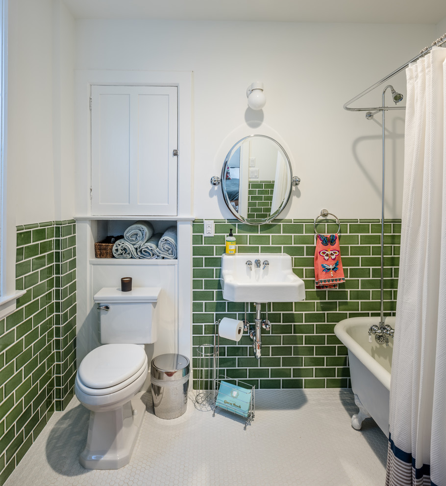 Exemple d'une salle de bain éclectique de taille moyenne pour enfant avec un placard à porte plane, des portes de placard blanches, une baignoire sur pieds, un combiné douche/baignoire, WC à poser, un carrelage vert, un mur multicolore, un sol en carrelage de terre cuite, un lavabo suspendu, un sol blanc et une cabine de douche avec un rideau.