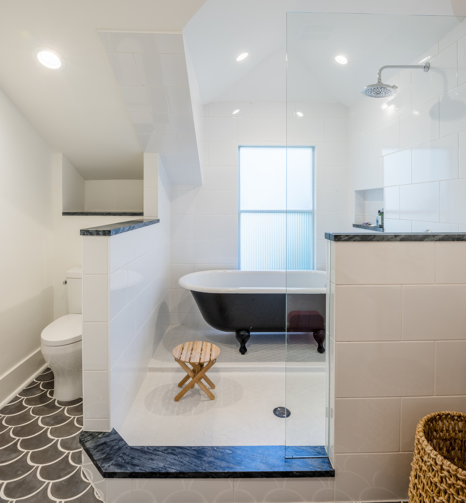 Inredning av ett eklektiskt mellanstort badrum med dusch, med ett badkar med tassar, en dusch/badkar-kombination, en toalettstol med hel cisternkåpa, vit kakel, glaskakel, vita väggar, mosaikgolv, ett väggmonterat handfat, flerfärgat golv och med dusch som är öppen