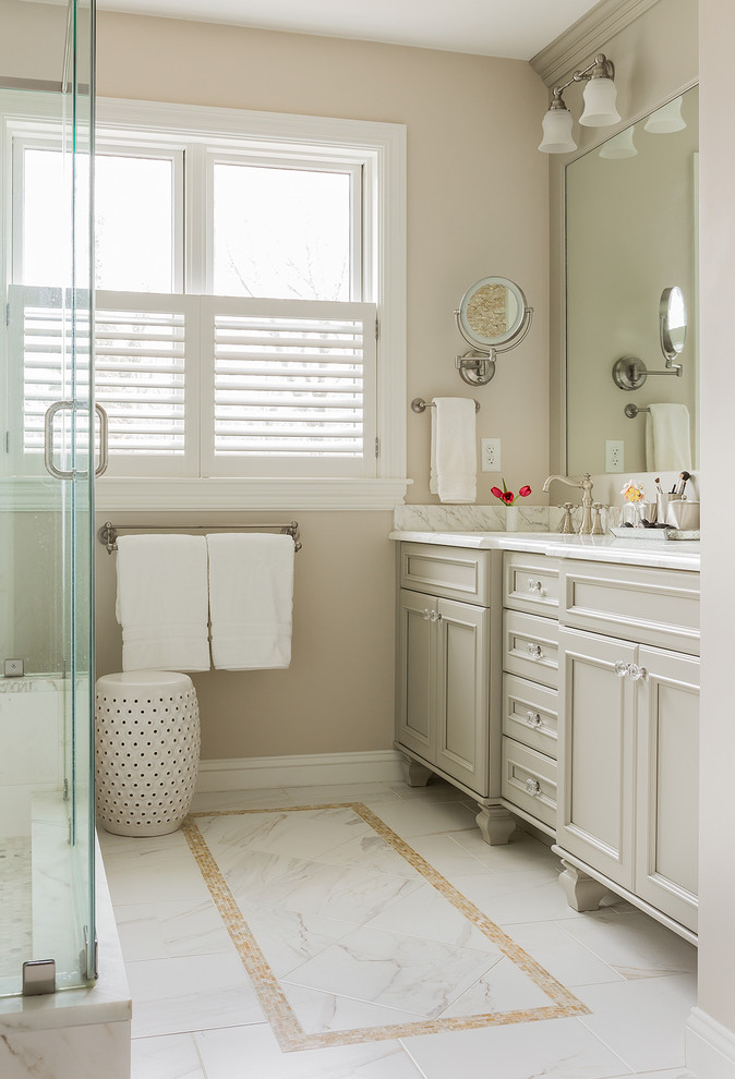 Idéer för stora vintage en-suite badrum, med ett undermonterad handfat, luckor med infälld panel, grå skåp, marmorbänkskiva, vit kakel, porslinskakel, beige väggar och klinkergolv i porslin