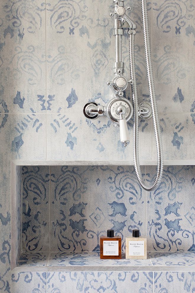 Idee per una piccola stanza da bagno per bambini classica con piastrelle blu, piastrelle in ceramica, pareti bianche e pavimento in gres porcellanato
