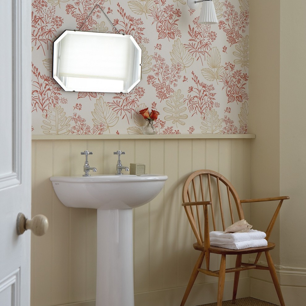На фото: ванная комната в стиле фьюжн с бежевыми стенами и раковиной с пьедесталом