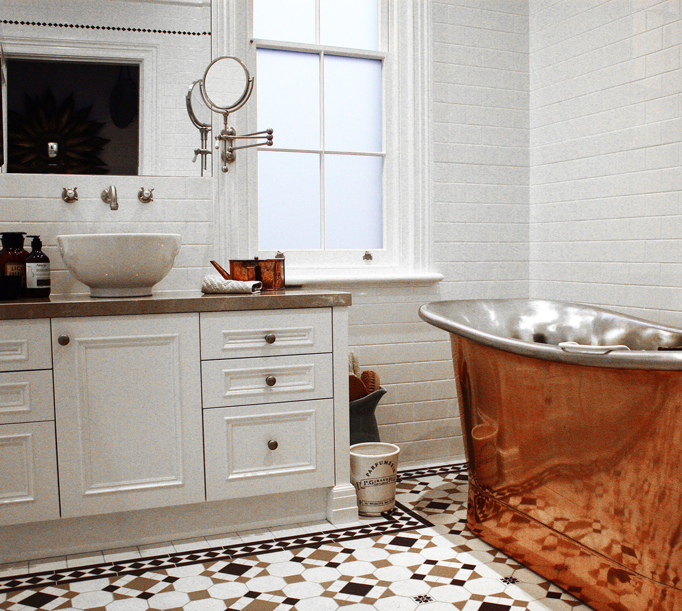 Пример оригинального дизайна: маленькая главная ванная комната в викторианском стиле с фасадами с выступающей филенкой, белыми фасадами, отдельно стоящей ванной, открытым душем, унитазом-моноблоком, белой плиткой, керамической плиткой, белыми стенами, полом из мозаичной плитки, настольной раковиной, столешницей из искусственного кварца, разноцветным полом и открытым душем для на участке и в саду