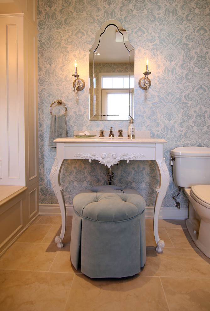 Ispirazione per una grande stanza da bagno padronale vittoriana con vasca da incasso, WC a due pezzi, piastrelle beige, pareti multicolore, pavimento con piastrelle in ceramica e lavabo a consolle