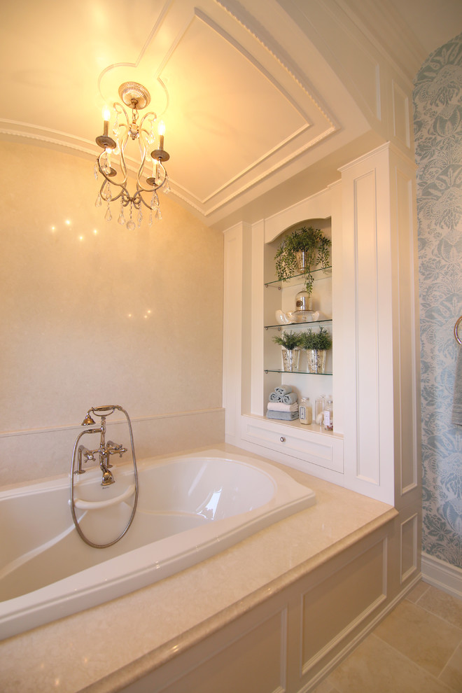 Großes Klassisches Badezimmer En Suite mit Einbaubadewanne, Wandtoilette mit Spülkasten, beigen Fliesen, bunten Wänden, Keramikboden und Waschtischkonsole in Toronto