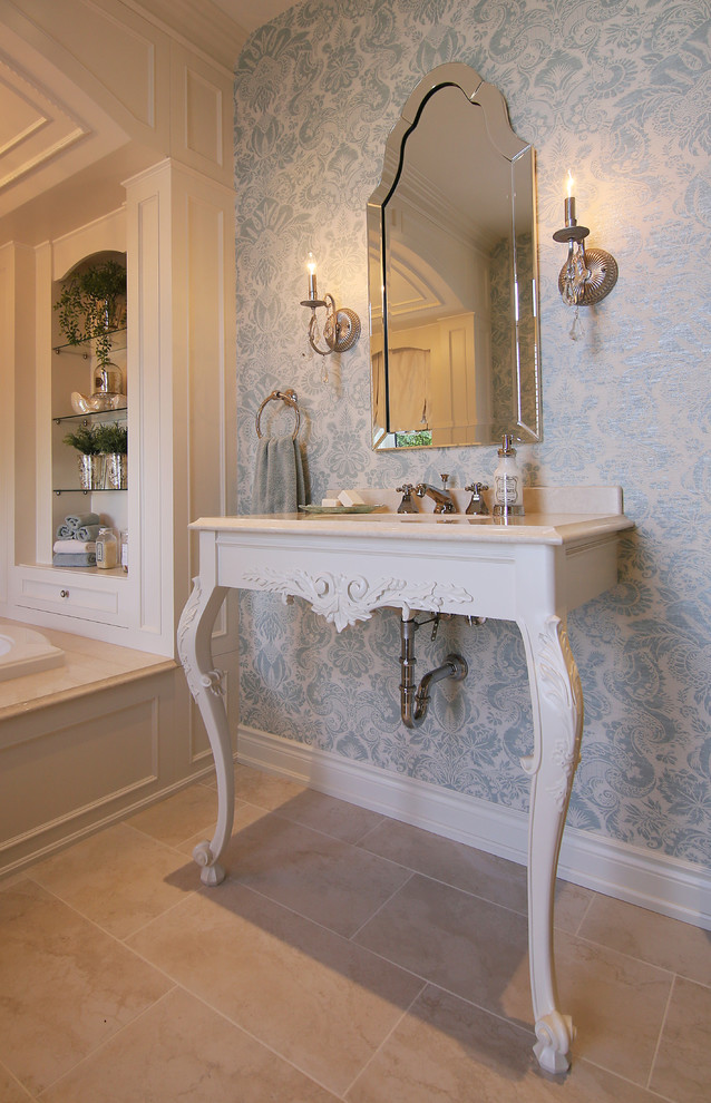 Idéer för ett stort klassiskt en-suite badrum, med ett platsbyggt badkar, en toalettstol med separat cisternkåpa, beige kakel, flerfärgade väggar, klinkergolv i keramik och ett konsol handfat
