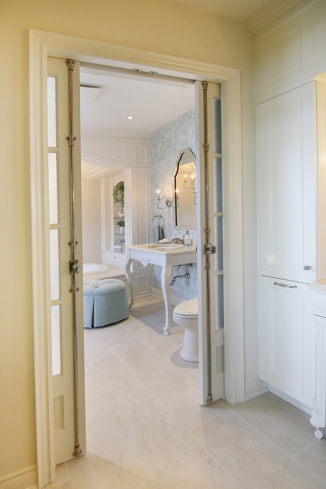 Großes Klassisches Badezimmer En Suite mit Einbaubadewanne, Wandtoilette mit Spülkasten, beigen Fliesen, bunten Wänden, Keramikboden und Waschtischkonsole in Toronto