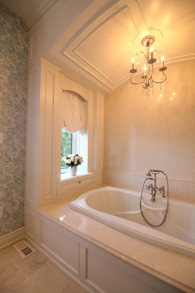 Immagine di una grande stanza da bagno padronale vittoriana con vasca da incasso, WC a due pezzi, piastrelle beige, pareti multicolore, pavimento con piastrelle in ceramica e lavabo a consolle