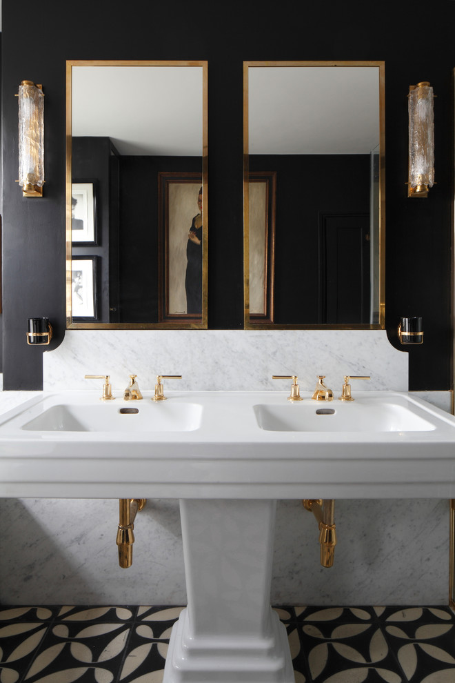 Imagen de cuarto de baño bohemio con baldosas y/o azulejos de mármol, paredes negras, suelo de azulejos de cemento, lavabo con pedestal y suelo negro