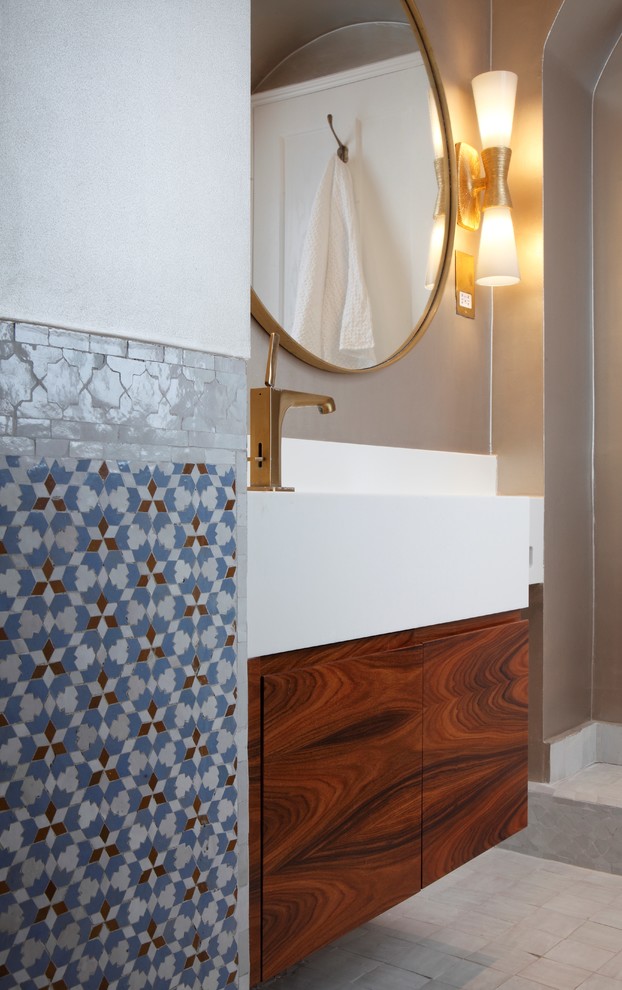 Cette image montre une salle de bain principale bohème en bois brun avec un placard à porte plane, un carrelage multicolore, mosaïque, un sol en carrelage de céramique, un lavabo suspendu, un sol blanc et un plan de toilette blanc.