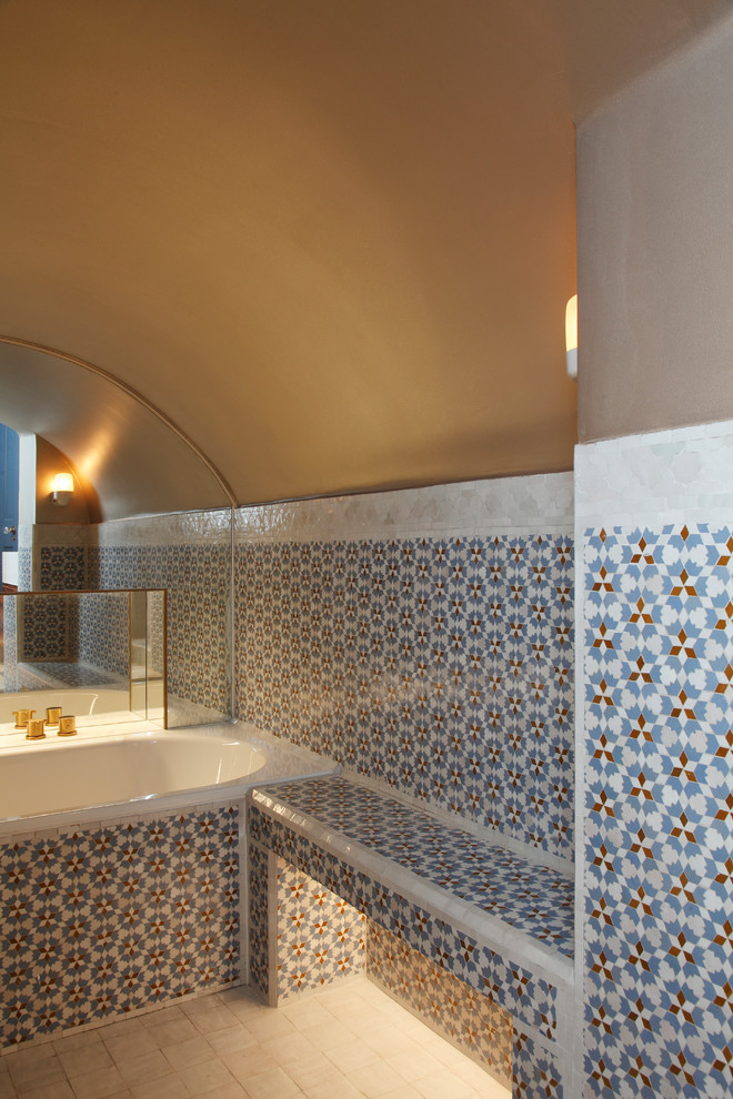Diseño de cuarto de baño principal ecléctico con bañera encastrada, baldosas y/o azulejos multicolor, baldosas y/o azulejos en mosaico, suelo de baldosas de cerámica y suelo blanco