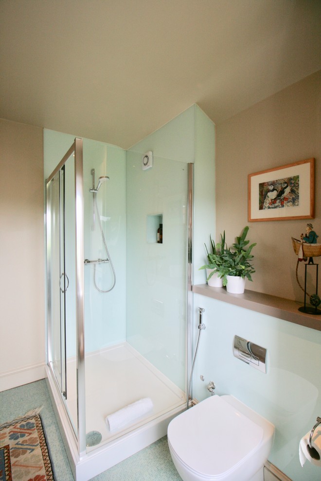 Klassisk inredning av ett litet grå grått badrum med dusch, med släta luckor, gröna skåp, en öppen dusch, en toalettstol med hel cisternkåpa, grön kakel, glasskiva, beige väggar, vinylgolv, ett nedsänkt handfat, laminatbänkskiva, grönt golv och dusch med skjutdörr