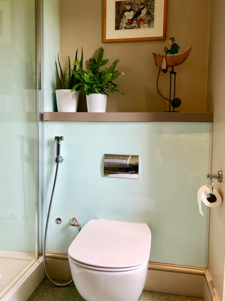Стильный дизайн: маленькая ванная комната в классическом стиле с плоскими фасадами, зелеными фасадами, открытым душем, унитазом-моноблоком, зеленой плиткой, плиткой из листового стекла, бежевыми стенами, полом из винила, душевой кабиной, накладной раковиной, столешницей из ламината, зеленым полом, душем с раздвижными дверями и серой столешницей для на участке и в саду - последний тренд