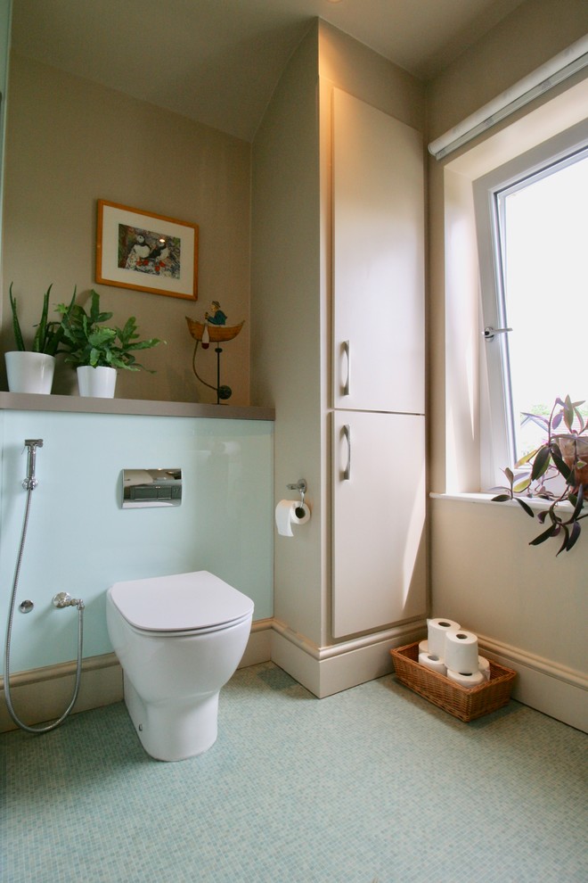 На фото: маленькая ванная комната в классическом стиле с плоскими фасадами, зелеными фасадами, открытым душем, унитазом-моноблоком, зеленой плиткой, плиткой из листового стекла, бежевыми стенами, полом из винила, душевой кабиной, накладной раковиной, столешницей из ламината, зеленым полом, душем с раздвижными дверями и серой столешницей для на участке и в саду