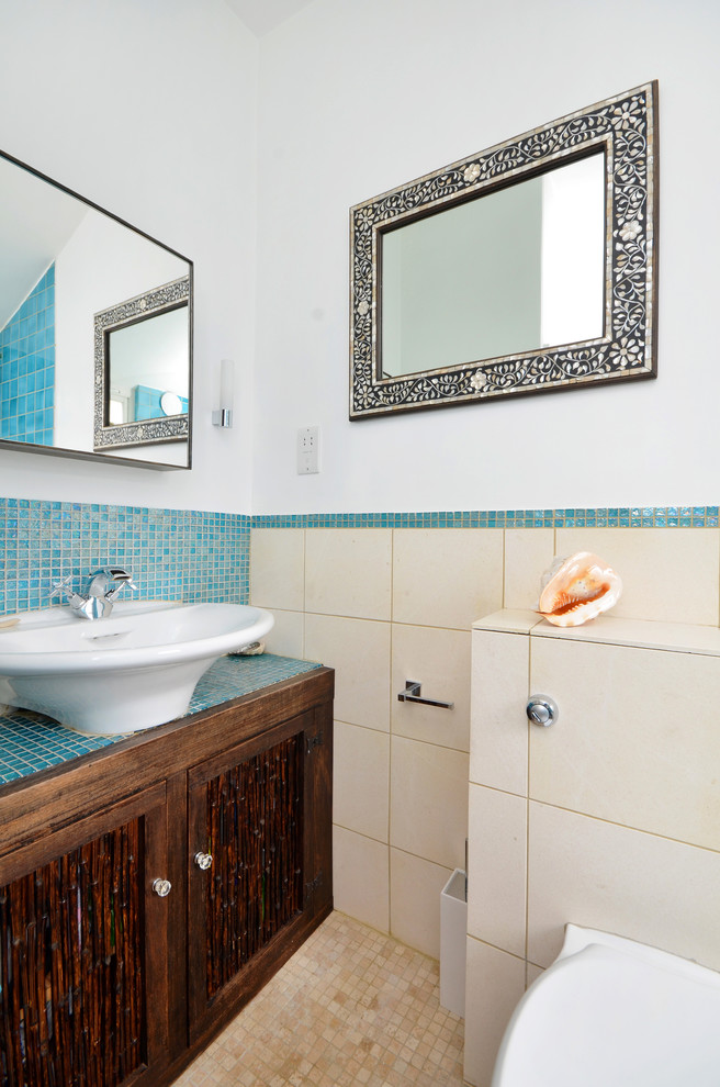 Свежая идея для дизайна: ванная комната в стиле фьюжн с раковиной с пьедесталом, темными деревянными фасадами, столешницей из плитки и полом из травертина - отличное фото интерьера